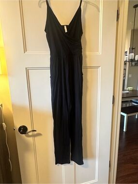 Gilli Black Sleeveless V‑Neck Jumpsuit